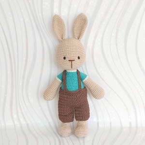 Nyuszi fiú - horgolt - barna nadrágban - horgolt nyuszi figura - játék & sport - baba & babaház - öltöztethető baba - Meska.hu