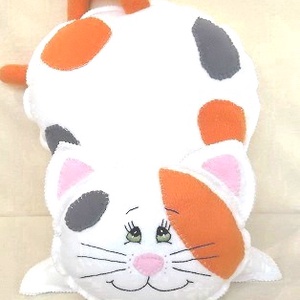 Tarka foltos cica - pihe - puha - kézműves polár díszpárna - Meska.hu