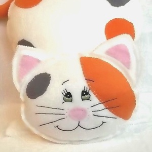 Tarka foltos cica - pihe - puha - kézműves polár díszpárna - baba - mama - babaszoba dekoráció - gyerek díszpárna - Meska.hu