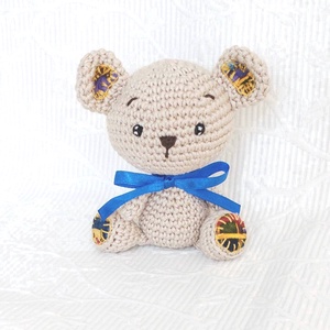 Maci - színes talpakkal- kék szalogos - marokállat - horgolt figura  - játék & sport - plüssállat & játékfigura - maci - Meska.hu