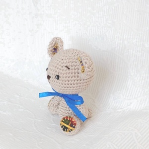 Maci - színes talpakkal- kék szalogos - marokállat - horgolt figura  - játék & sport - plüssállat & játékfigura - maci - Meska.hu