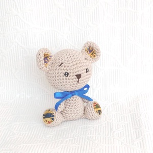 Maci - színes talpakkal- kék szalogos - marokállat - horgolt figura  - Meska.hu