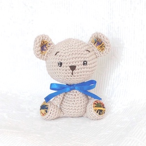 Maci - színes talpakkal- kék szalogos - marokállat - horgolt figura  - játék & sport - plüssállat & játékfigura - maci - Meska.hu