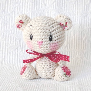  Maci lány - bordó rózsás - egyedi - horgolt marokállat - amigurumi - játék & sport - plüssállat & játékfigura - maci - Meska.hu