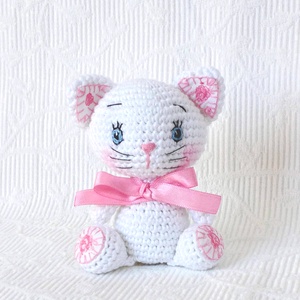 Horgolt  cica rózsákkal - kék szemű - amigurumi figura - Meska.hu