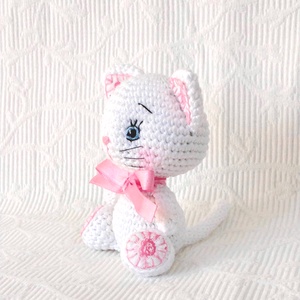 Horgolt  cica rózsákkal - kék szemű - amigurumi figura - játék & sport - plüssállat & játékfigura - cica - Meska.hu