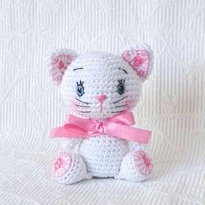 Horgolt  cica rózsákkal - kék szemű - amigurumi figura - játék & sport - plüssállat & játékfigura - cica - Meska.hu