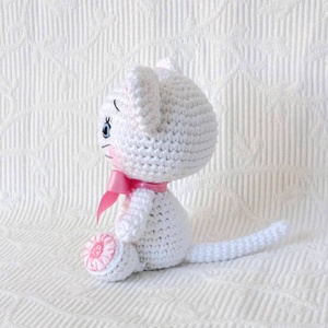 Horgolt  cica rózsákkal - kék szemű - amigurumi figura - játék & sport - plüssállat & játékfigura - cica - Meska.hu