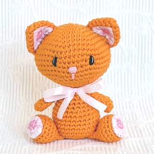Vörös cica rózsákkal - horgolt cica - amigurumi figura - játék & sport - plüssállat & játékfigura - cica - Meska.hu