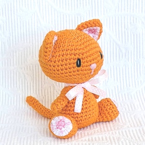 Vörös cica rózsákkal - horgolt cica - amigurumi figura - játék & sport - plüssállat & játékfigura - cica - Meska.hu