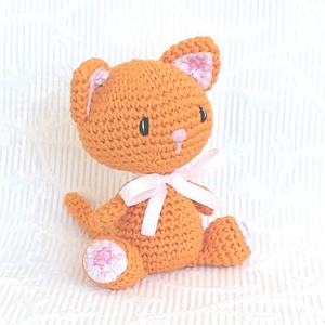 Vörös cica rózsákkal - horgolt cica - amigurumi figura - játék & sport - plüssállat & játékfigura - cica - Meska.hu