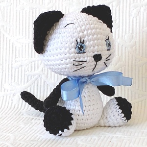 Fekete - fehér Cica  - kék szemű - amigurumi figura, Játék & Sport, Plüssállat & Játékfigura, Cica, Hímzés, Horgolás, MESKA