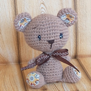  Barna - horgolt Maci - pöttyös szalagos -amigurumi - marokállat - játék & sport - plüssállat & játékfigura - maci - Meska.hu