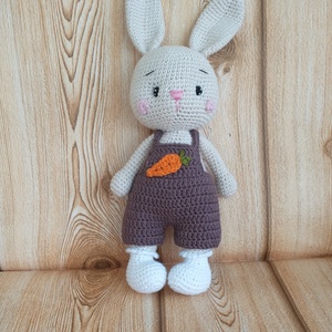 Amigurumi nyuszi fiú -répás horgolt barna nadrágban -öltöztethető  - Meska.hu