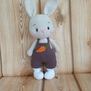 Amigurumi nyuszi fiú -répás horgolt barna nadrágban -öltöztethető  - játék & sport - baba & babaház - öltöztethető baba - Meska.hu