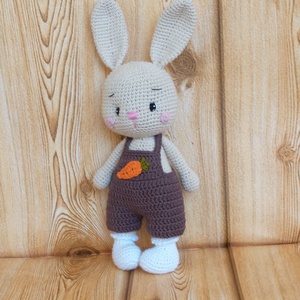 Amigurumi nyuszi fiú -répás horgolt barna nadrágban -öltöztethető  - játék & sport - baba & babaház - öltöztethető baba - Meska.hu
