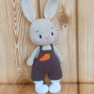 Amigurumi nyuszi fiú -répás horgolt barna nadrágban -öltöztethető  - játék & sport - baba & babaház - öltöztethető baba - Meska.hu