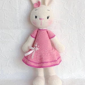 Cuki Nyuszi lány - rózsás hímzett rózsaszín ruhában - horgolt nyuszi figura, Játék & Sport, Plüssállat & Játékfigura, Nyuszi, Hímzés, Horgolás, MESKA