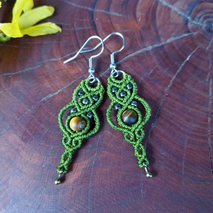 Tigrisszem gyöngyös makramé fülbevaló  - ékszer - fülbevaló - lógó fülbevaló - Meska.hu