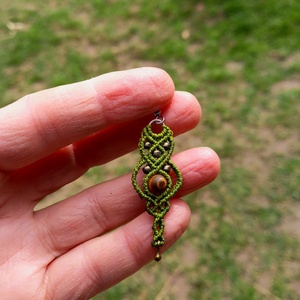 Tigrisszem gyöngyös makramé fülbevaló  - ékszer - fülbevaló - lógó fülbevaló - Meska.hu