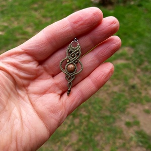 Zöldike,makramé fülbevaló  - ékszer - fülbevaló - lógó fülbevaló - Meska.hu