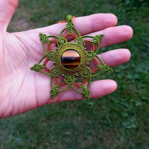 Zöld mandala, makramé nyaklánc - ékszer - nyaklánc - medálos nyaklánc - Meska.hu