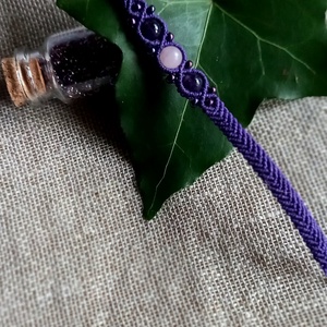 Vékony,sötét lila makramé karkötő - ékszer - karkötő - gyöngyös karkötő - Meska.hu