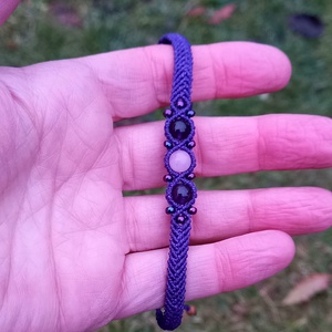 Vékony,sötét lila makramé karkötő - ékszer - karkötő - gyöngyös karkötő - Meska.hu