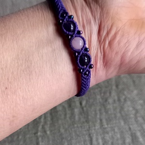 Vékony,sötét lila makramé karkötő - ékszer - karkötő - gyöngyös karkötő - Meska.hu