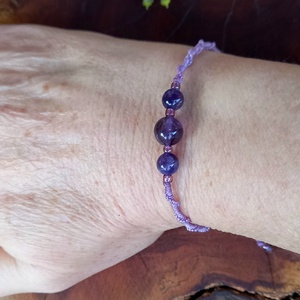 Ametiszt ,vékony makramé karkötő  - ékszer - karkötő - gyöngyös karkötő - Meska.hu