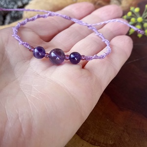 Ametiszt ,vékony makramé karkötő  - ékszer - karkötő - gyöngyös karkötő - Meska.hu