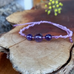 Ametiszt ,vékony makramé karkötő  - ékszer - karkötő - gyöngyös karkötő - Meska.hu