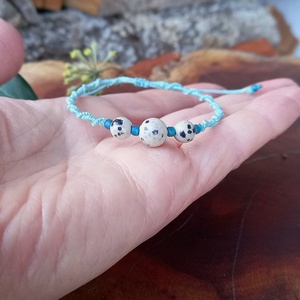 Matt kék/jáspis,makramé karkötő  - ékszer - karkötő - gyöngyös karkötő - Meska.hu