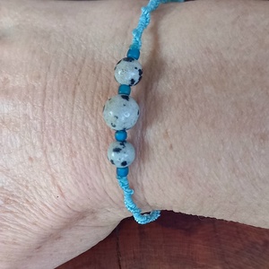 Matt kék/jáspis,makramé karkötő  - ékszer - karkötő - gyöngyös karkötő - Meska.hu