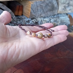 Mahagony barna/jáspis,makramé karkötő  - ékszer - karkötő - gyöngyös karkötő - Meska.hu