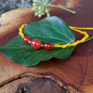 Karneol/napsárga,makramé karkötő  - ékszer - karkötő - gyöngyös karkötő - Meska.hu