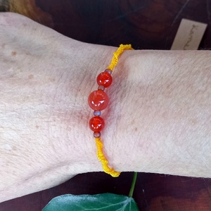 Karneol/napsárga,makramé karkötő  - ékszer - karkötő - gyöngyös karkötő - Meska.hu