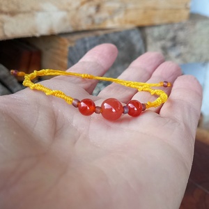 Karneol/napsárga,makramé karkötő  - ékszer - karkötő - gyöngyös karkötő - Meska.hu