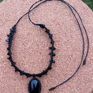 Feketeónix/turmalin, makramé nyaklánc  - ékszer - nyaklánc - medálos nyaklánc - Meska.hu