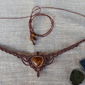 Mátrai achát/mahagony makramé nyaklánc  - ékszer - nyaklánc - medálos nyaklánc - Meska.hu
