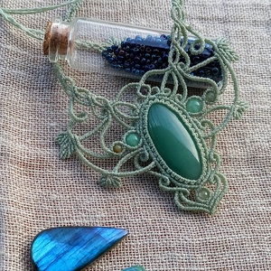 Halványzöld/aventurin, makramé nyaklánc , Ékszer, Nyaklánc, Medálos nyaklánc, Csomózás, MESKA