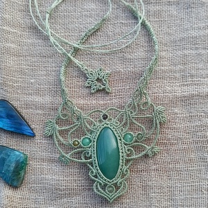 Halványzöld/aventurin, makramé nyaklánc  - ékszer - nyaklánc - medálos nyaklánc - Meska.hu