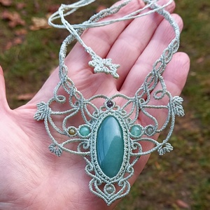 Halványzöld/aventurin, makramé nyaklánc  - ékszer - nyaklánc - medálos nyaklánc - Meska.hu