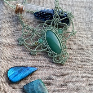 Halványzöld/aventurin, makramé nyaklánc  - ékszer - nyaklánc - medálos nyaklánc - Meska.hu