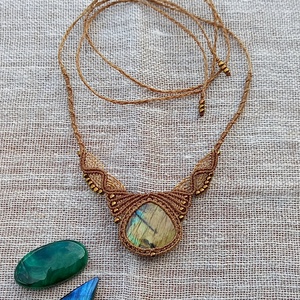 Óarany/labradorit, makramé nyaklánc  - ékszer - nyaklánc - medálos nyaklánc - Meska.hu