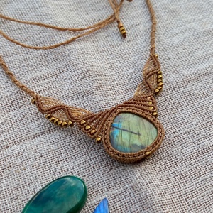 Óarany/labradorit, makramé nyaklánc  - ékszer - nyaklánc - medálos nyaklánc - Meska.hu