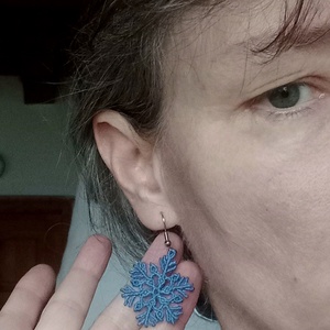 Hópehely/égszínkék,  makramé fülbevaló  - ékszer - fülbevaló - lógó fülbevaló - Meska.hu