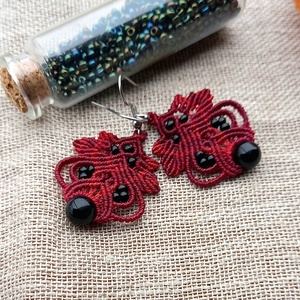 Ónix/burgundi/piros makramé fülbevaló  - Meska.hu