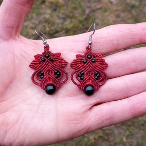 Ónix/burgundi/piros makramé fülbevaló  - ékszer - fülbevaló - lógó fülbevaló - Meska.hu