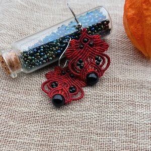 Ónix/burgundi/piros makramé fülbevaló  - ékszer - fülbevaló - lógó fülbevaló - Meska.hu